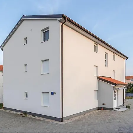 2 Bedroom Beautiful Apartment In Cizici Apartman *