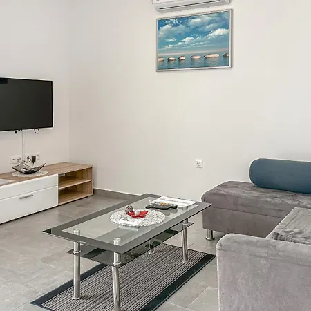 2 Bedroom Beautiful In Διαμέρισμα *