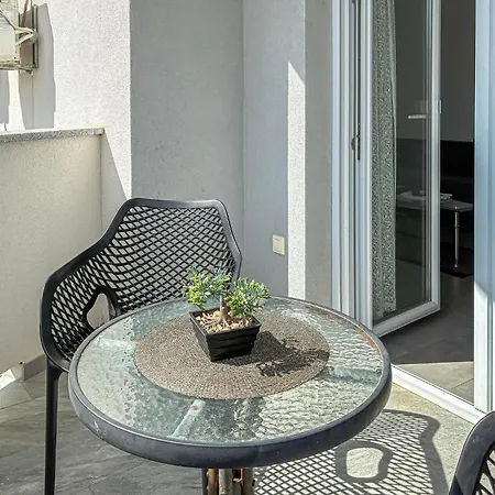 2 Bedroom Beautiful In Διαμέρισμα *