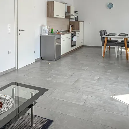 2 Bedroom Beautiful In Διαμέρισμα Čižići